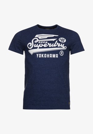 Marineblauw T-shirt met korte mouwen, met witte tekst en logo "Superdry #01" en "Yokohama" op de voorkant.