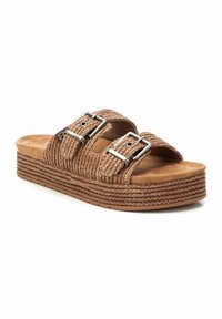 Sandalias de plataforma trenzadas en marrón con dos correas ajustables con hebillas, una plantilla suave tipo ante y una suela media texturizada estilo cuerda.