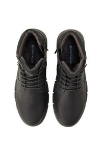 Botas de senderismo de cuero negro con detalles en gris, con cordones en la parte delantera, cuello acolchado y forro interior texturizado. Incluyen una suela de goma duradera.