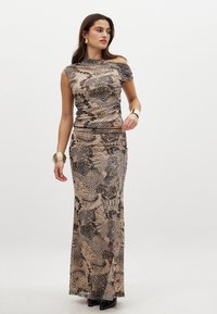 Maxikleid mit schulterfreier Gestaltung, aus beigem Stoff, der mit schwarzen Tier- und abstrakten Mustern verziert ist. Sanfte Textur und figurbetonter Schnitt.