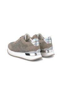 Jasnobrązowe zamszowe sneakersy z ozdobami z cyrkonii, metalicznymi akcentami na obcasie oraz grubą białą podeszwą.