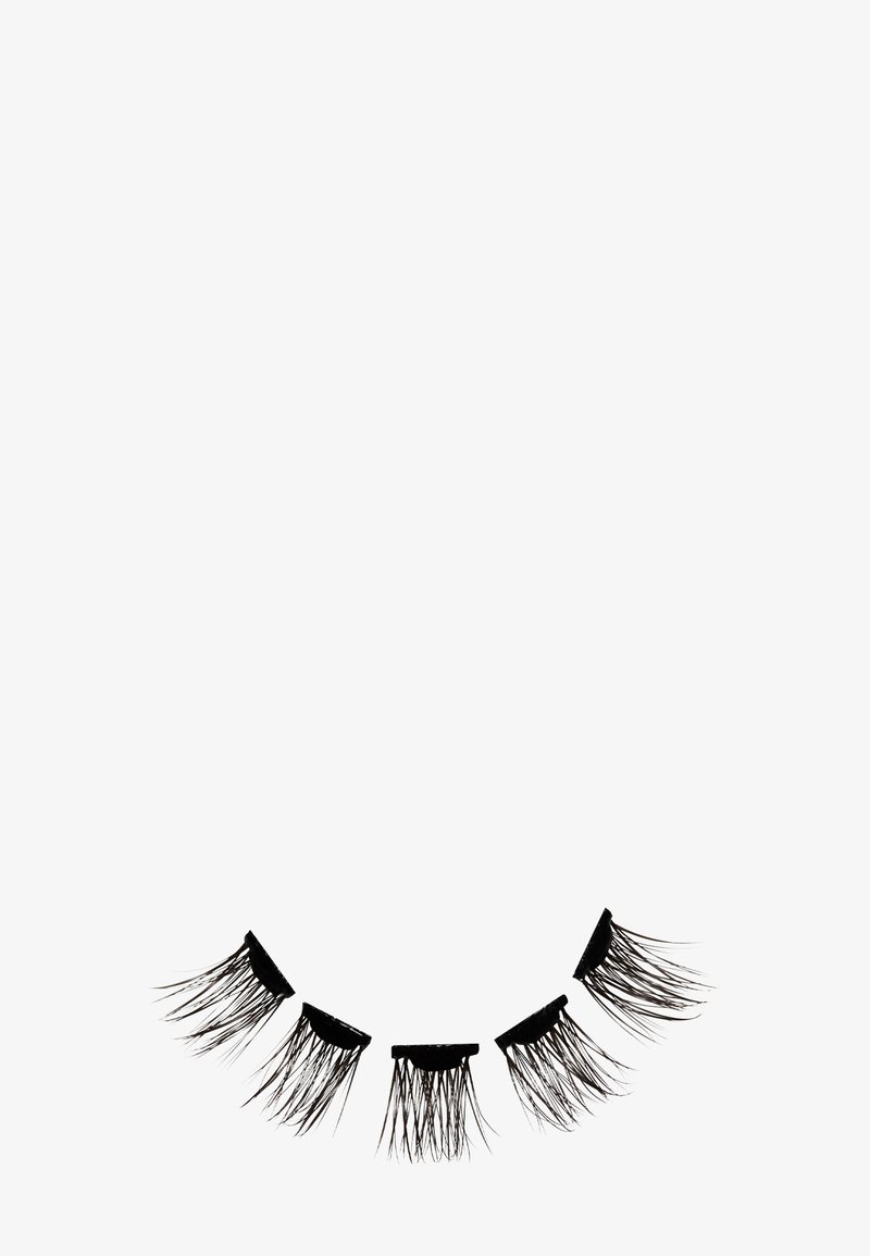 Cinque sezioni di strisce di ciglia finte nere disposte in una linea curva su uno sfondo bianco.