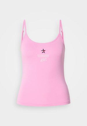 Débardeur rose en tissu extensible, avec des bretelles ajustables fines et un graphisme central d'une étoile noire avec le texte "tommy girl" en dessous.