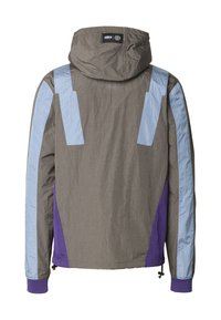 Lättviktsjacka i brunt med blå och lila detaljer. Huva med texturerad yta och justerbara dragsnören i fållen.