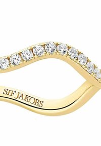Ring i guldton med en vågformad design, prydd med en rad av klara, runda ädelstenar längs toppen. Gravyr med texten "SIF JAKOBS." Slät yta.