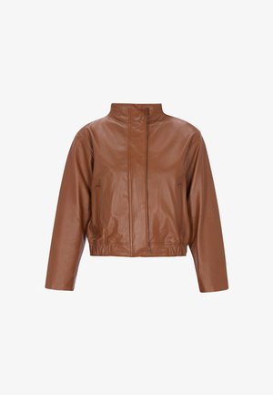 Ruskea nahkainen bomber-takki, jossa on puolikaulus, lyhyt malli, sivutaskut ja sileä pinta. Takissa on siistit saumat ja vähäiset yksityiskohdat.