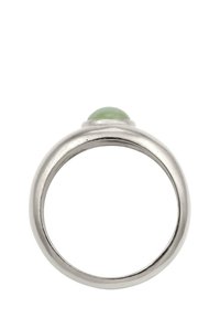 Bague en argent dotée d'un anneau lisse et arrondi, avec une pierre verte en forme de dôme en accent sur le dessus. Le design est minimaliste avec une finition polie.