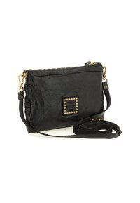 Borsa a tracolla in pelle nera con superficie strutturata, borchie dorate, una placca metallica rettangolare e una tracolla regolabile. Chiusura con zip in cima.