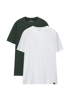 Deux t-shirts à coupe classique, l'un vert foncé et l'autre blanc, en coton. Manches courtes et col rond avec une marque discrète sur le col.