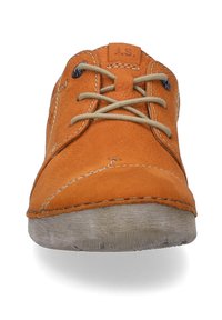 Scarpa in pelle arancione con dettagli cuciti, punta rotonda e lacci beige. Superficie testurizzata con una suola in gomma leggermente usurata. Logo del marchio visibile.