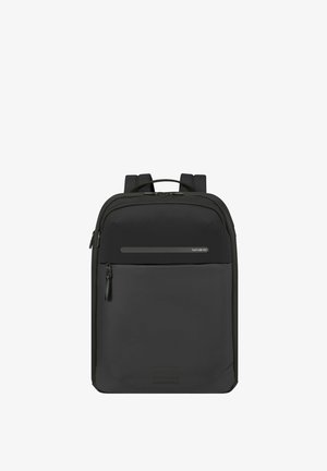 Zaino nero con una texture liscia e opaca. Presenta cerniere doppie, una tasca frontale con zip e spallacci imbottiti. Design minimalista.