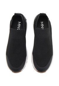 Schwarze Strick-Sneaker mit einem gerippten Obermaterial, Slip-On-Design und weißer Sohle. Strukturiertes Material und minimales Branding auf der Innensohle.