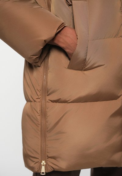 Hnedá prešívaná bunda s uzáverom na zips, bočnými vreckami a hladkým povrchom, s viditeľným šitím a miernym leskom.