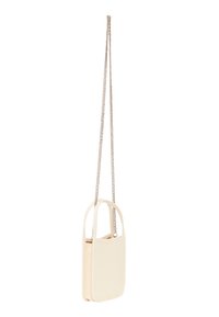 Borsa a tracolla color crema realizzata in materiale liscio, con una sottile tracolla in catena d'argento e due manici arrotondati per il trasporto.