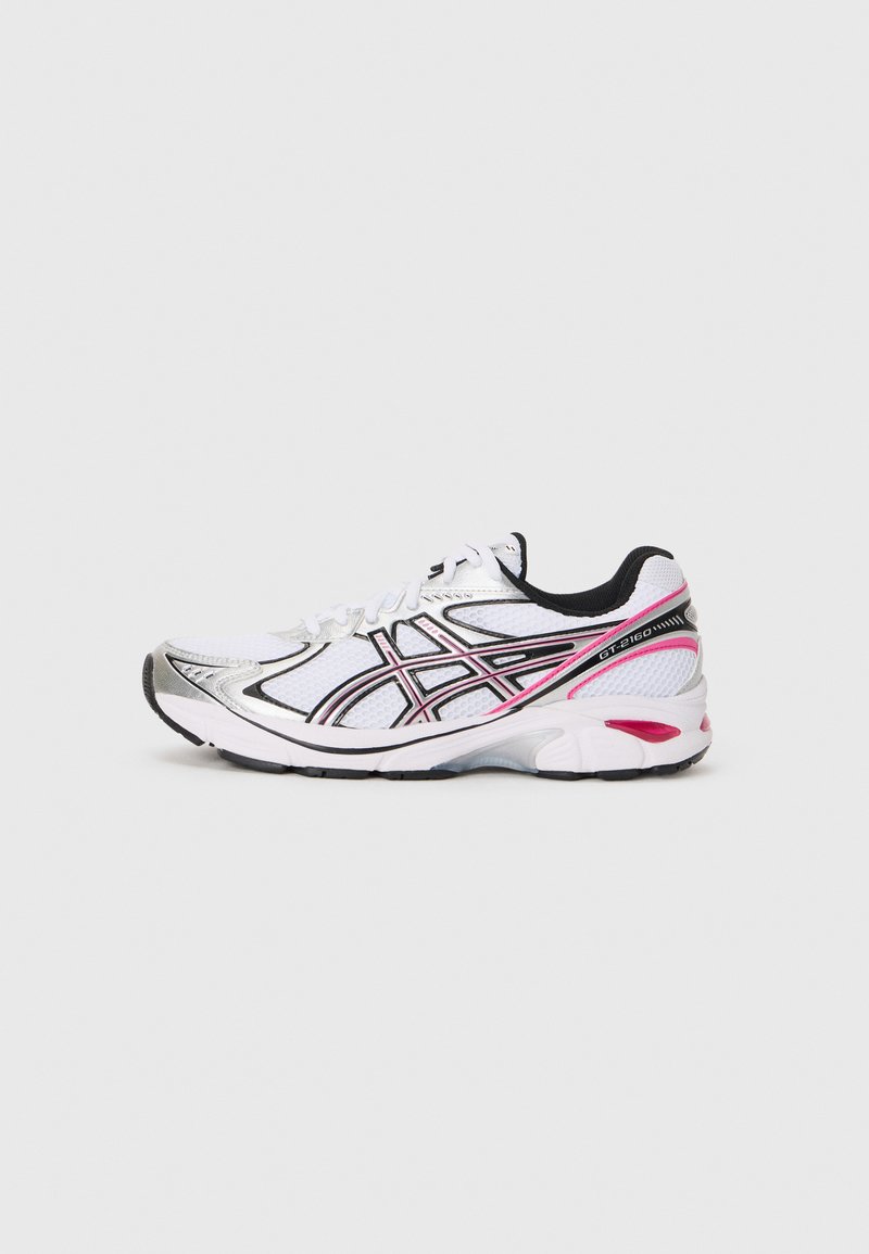 Scarpa sportiva bianca con accenti neri e rosa, tomaia in mesh, colletto imbottito e suola strutturata per la presa. Presenta dettagli riflettenti.