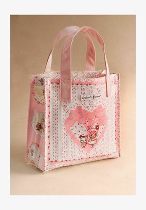 Kis rózsaszín válltáska dupla fogantyúval, rajzfilmfigurákkal és cukorka motívumokkal díszítve, elől márkás címkével.