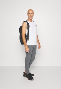adidas Sportswear FEELCOZY - Pantalones deportivos - dark grey heather/black