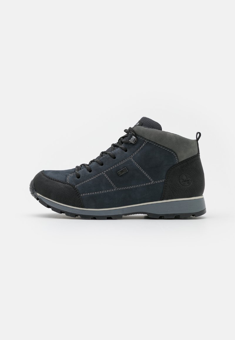 Mittelhohe Schuhe aus dunkelblauem Leder mit einer strukturierten schwarzen Gummikappe und grauen Akzenten. Verfügt über ein Schnürdesign und eine robuste Sohle.