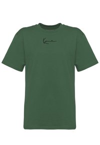 T-shirt en coton vert avec un col rond et des manches courtes. Présente un logo noir brodé sur le devant. Coupe régulière et texture lisse.
