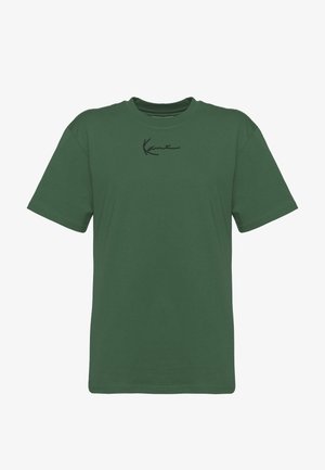 Zöld pamut póló kerek nyakkal és rövid ujjal. A mellrészen fekete hímzett logóval. Normál fazon és sima textúra.