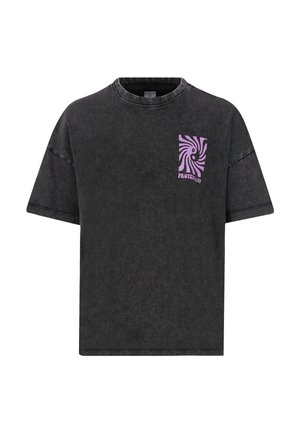 Zwart oversized t-shirt met een ronde hals, voorzien van een paarse spiraalafbeelding op het linkerbovenbeen. Gemaakt van katoen, zachte textuur.