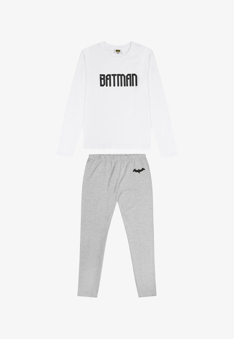 Chemise blanche à manches longues avec "BATMAN" imprimé en noir ; associée à un pantalon de pyjama gris avec un petit logo de chauve-souris noir près de la taille.