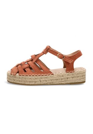 Sandalia espadrille de ante color óxido con suela plataforma de yute tejido y tira ajustable en el tobillo con hebilla dorada.