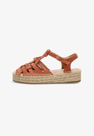 Sandalia espadrille de ante color óxido con suela plataforma de yute tejido y tira ajustable en el tobillo con hebilla dorada.