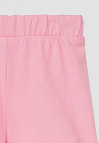 Roze elastische tailleband met eenGathered textuur, gemaakt van een gladde, zachte stof in een effen kleur. Geen zichtbare patronen of hardware details.