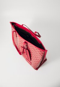 KARL LAGERFELD VOYAGE TOTE - Pirkinių krepšys - klassic red
