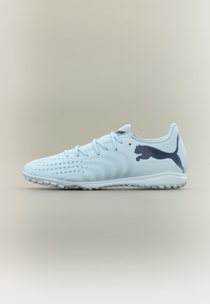 Bílá lehká fotbalová bota s texturovanou podrážkou, tkaničkami a černým logem Puma na boku, zobrazena na neutrálním pozadí.