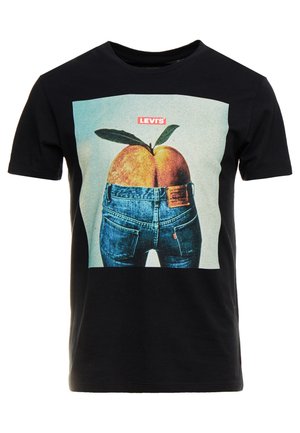 Czarny t-shirt Levi's z grafiką dwóch brzoskwiń w niebieskich dżinsach, z zielonym liściem na górze i logo Levi's nad nimi.