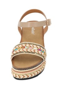Sandal de plataforma trenzada con una correa marrón y una base texturizada en marrón. Acentos tejidos multicolores adornan la correa delantera para un detalle adicional.