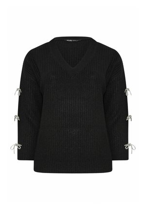 Suéter negro de punto con escote en V, mangas 3/4 que presentan lazos de cinta plateada en los puños, y una tela texturizada.