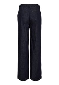 Donkerblauwe wijde spijkerbroek gezien van achteren met twee paspelzakken en een getailleerde tailleband met ceintuurlussen.