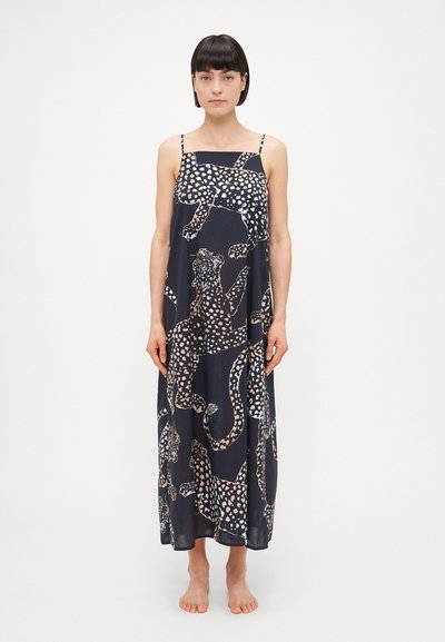 Abito lungo in tessuto leggero, con sfondo blu navy decorato da motivi di leopardo e pois. Spalline sottili e vestibilità morbida.