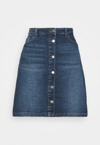 Jupe en denim évasée de couleur bleu foncé avec une fermeture à boutons sur le devant, cinq boutons argentés, des passants de ceinture et un léger délavage sur les bords.