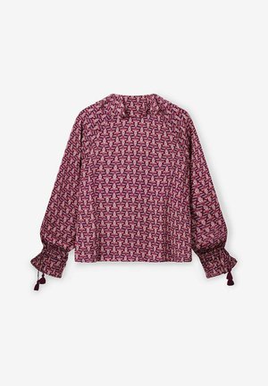Lange mouwen blouse met een roze en paarse bloemenprint, geplooide manchetten met kwastjes, en een kleine kraag op een witte achtergrond.