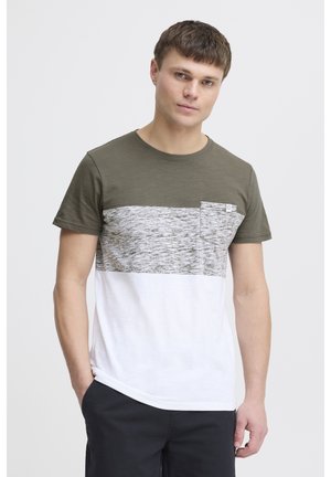 Camiseta de manga corta con la parte superior en color oliva, el medio en gris jaspeado y el fondo en blanco. Cuenta con un pequeño bolsillo en el pecho y un corte relajado.