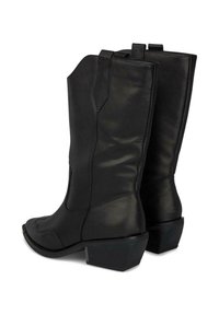 Botas de cowboy de cuero negro con punta afilada y corte curvado, que cuentan con un tacón bajo y cuadrado y costuras decorativas a lo largo de los lados.