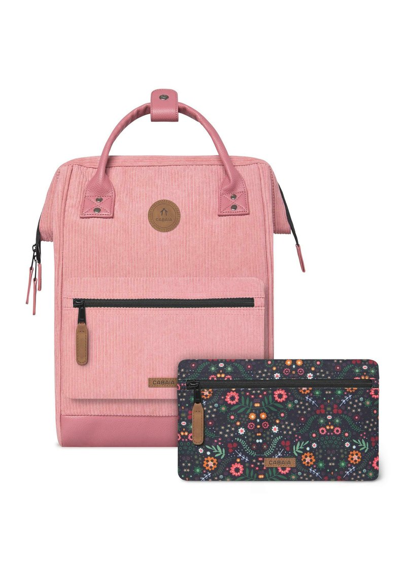 Sac à dos en velours côtelé rose avec une poignée supérieure, une poche zippée à l'avant et une pochette à motifs floraux amovible. Il présente des accents en cuir et un logo.