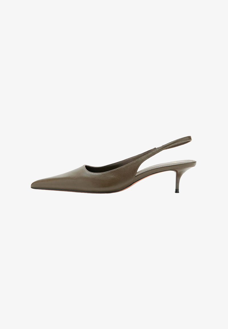 Chaussure slingback en cuir vert olive avec bout pointu et petit talon kitten, vue de profil sur fond blanc.