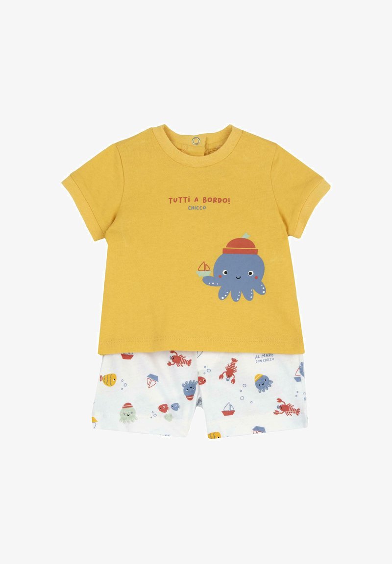 Chemise jaune à manches courtes avec un poulpe souriant tenant un bateau et le texte « Tutti a bordo », associée à un short blanc avec des imprimés de créatures marines.