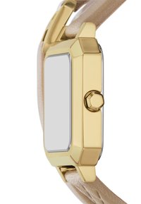 Guldfarvet metal armbåndsur med firkantet urskive, glat sølvfarvet bezel og en beige læderrem. Designet har skrå kanter og en struktureret rem.