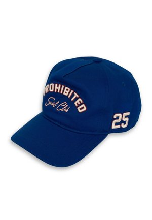Gorra azul de tela, con la palabra "PROHIBIDO" y "Club Social" bordadas en blanco y rojo, y un "25" blanco en el lado.