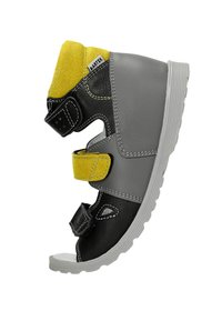 Scarpa in pelle grigia e nera con accenti in suede giallo. Presenta fascette a strappo, punta aperta e suola in gomma. Vista laterale.