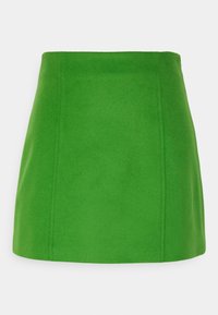 Gonna mini verde realizzata in tessuto testurizzato. Presenta un design aderente con linee pulite e cuciture laterali visibili. Nessun ulteriore abbellimento.