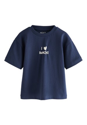 Mørkeblå t-shirt med korte ærmer og rund hals, med hvid tekst "I [heart] SNACKS" og et smilende hjertegrafik foran.