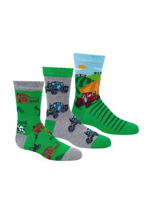 Drei bunte Socken mit Bauernhof-Mustern, die Traktoren, Scheunen, Kühe und Felder in Grün-, Grau- und Blautönen zeigen.