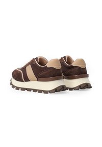 Braune Wildledersneaker mit beigen Akzenten, dicke weiße Zwischensohle und strukturiertes braunes Außensohle. Verfügt über ein klassisches Schnürdesign.